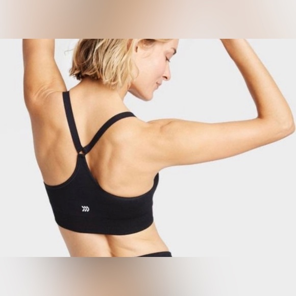 Medium Support Seamless Moisture Wicking Bra - Picture 4 of 6